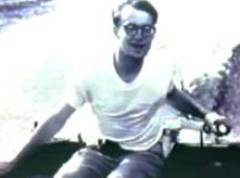 Michael Rockefeller achter stuur catamaran