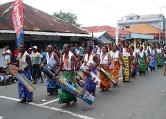 dans op straat in Manokwari