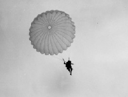 Parachutist daalt uit de hemel 
