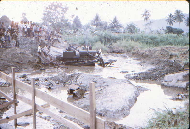 BD/37/124 - 
bridge at Sentani: natural disasters 6
