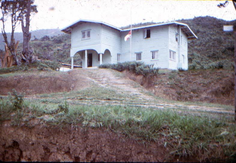 BD/37/298 - 
Bestuursgebouw in Enarotali 1

