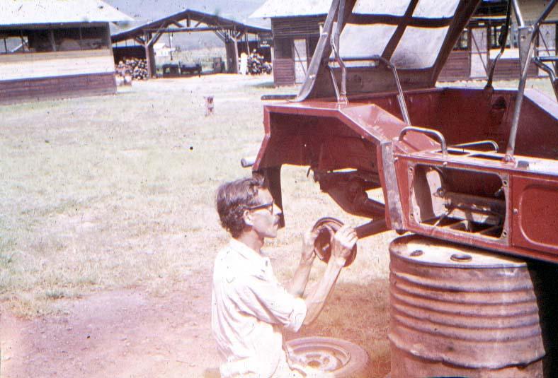BD/37/316 - 
Reparaties aan een jeep
