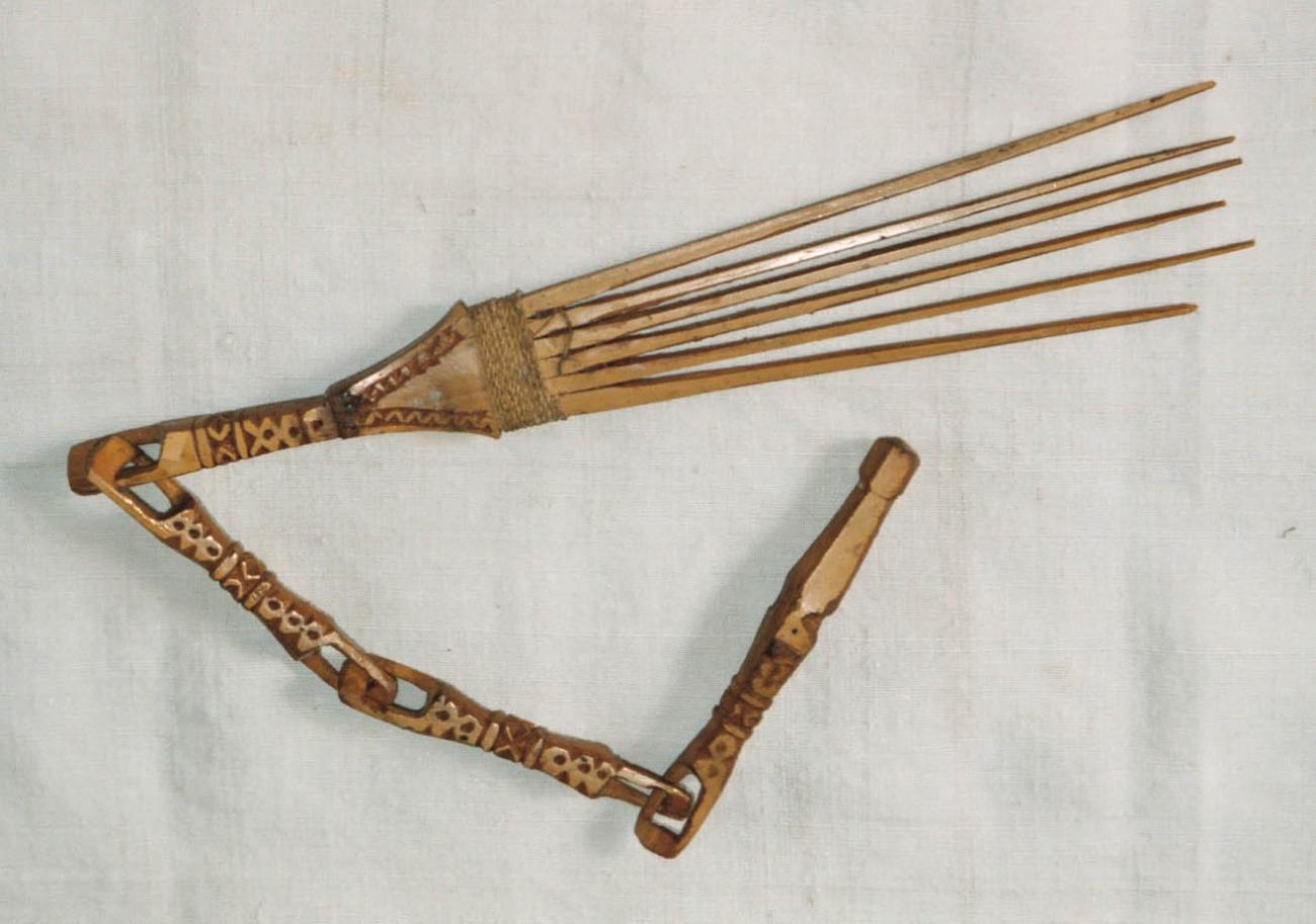 EA/114/1 - 
haircomb
