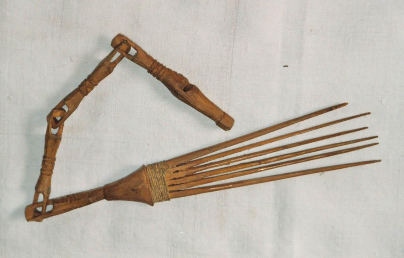 EA/114/1 - 
haircomb
