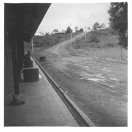 BD/128/28 - 
Laadperron langs weg bij Ifar
