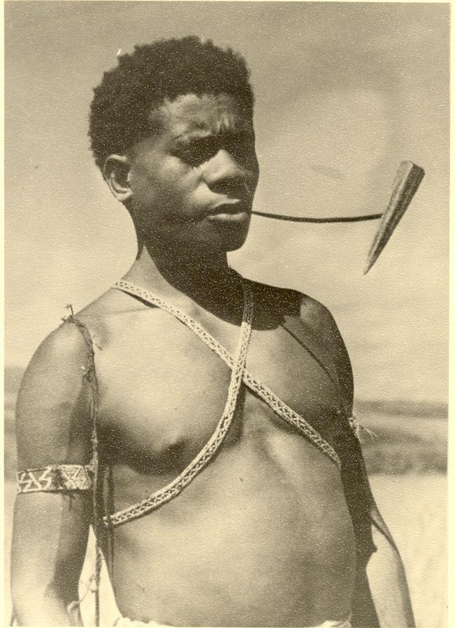 BD/138/8 -
Man from Arfakgebergte smoking pipe