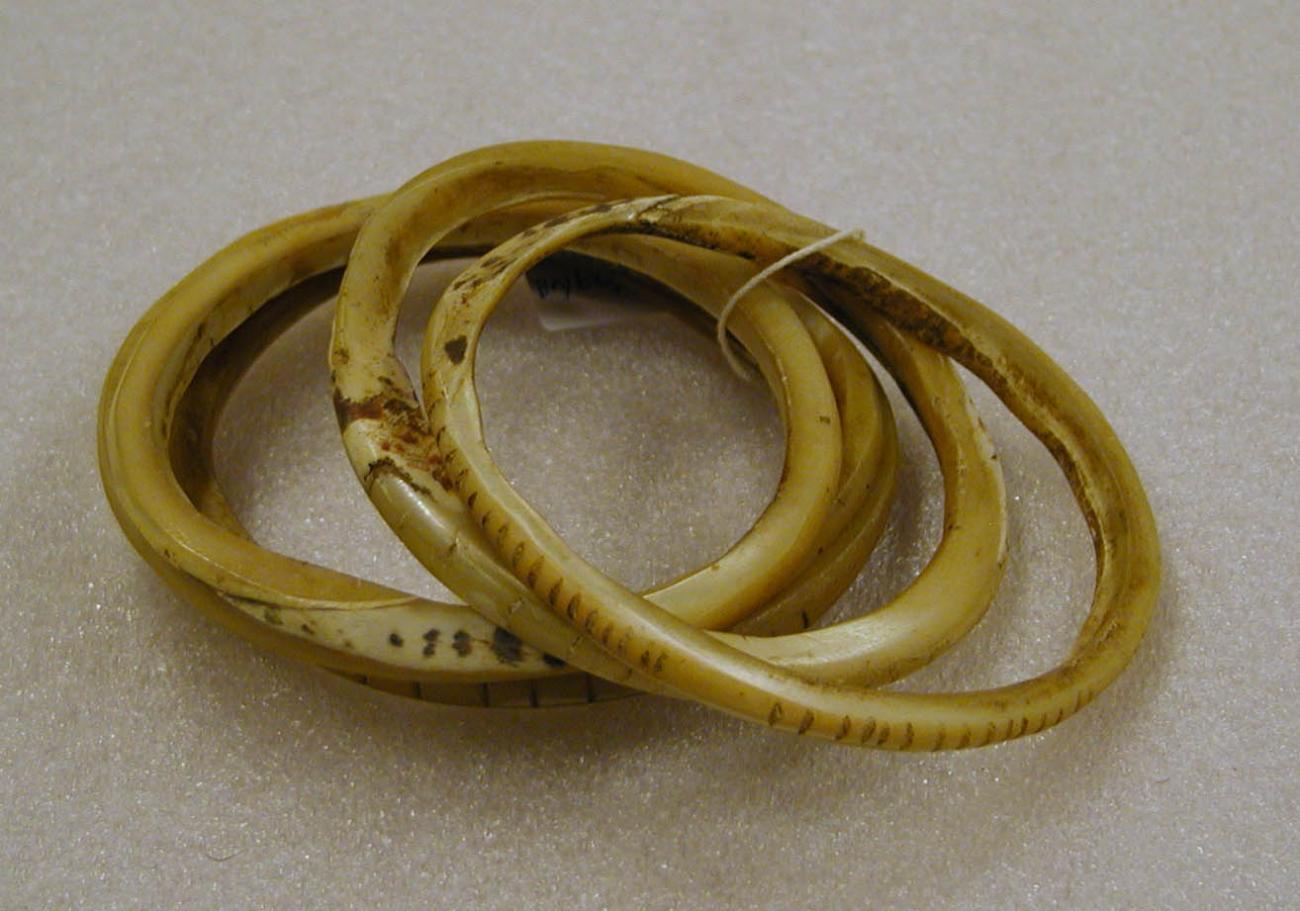 EA/99/48 - 
arm ornament
