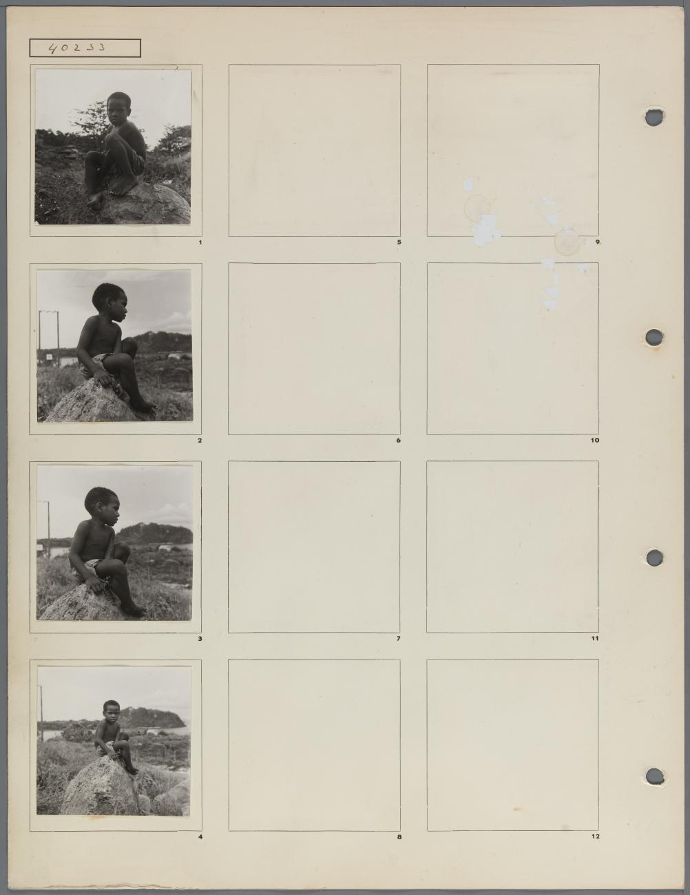 BD/163/212 - 
portret van een zittende Papua jongen 
