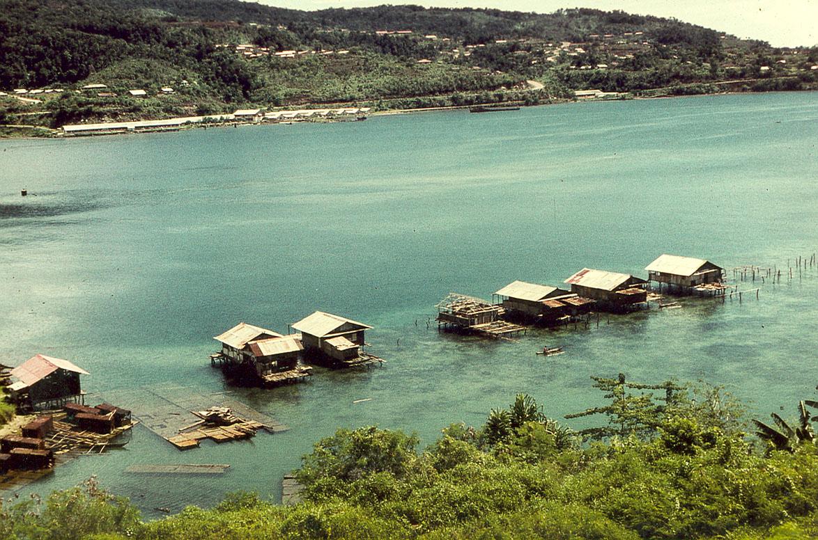 BD/39/5 - 
Houses at lake Sentani
