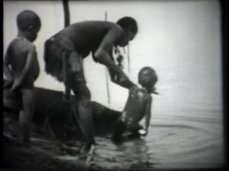 FI/1200/99 -
Bathing babies in three cultures