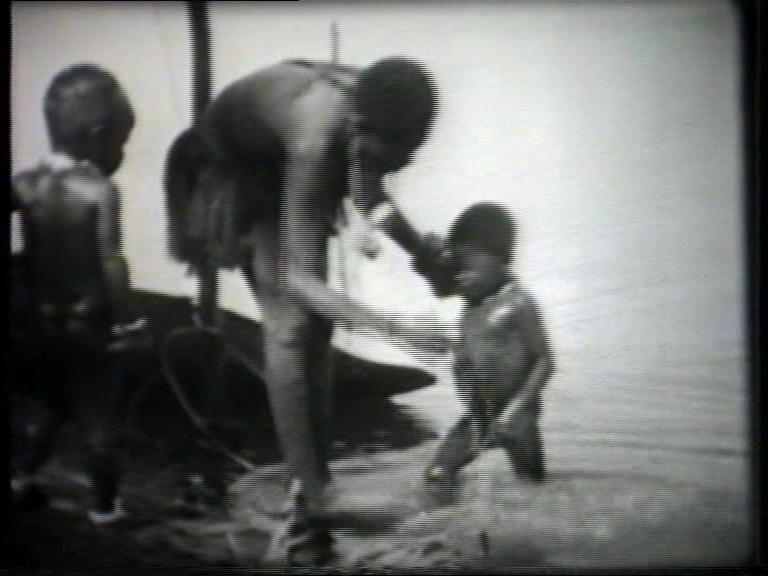 FI/1200/99 -
Bathing babies in three cultures
