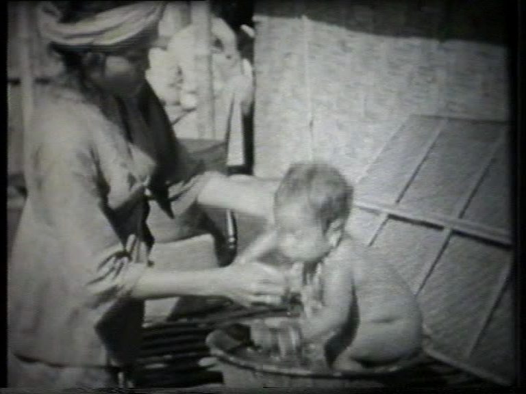 FI/1200/99 -
Bathing babies in three cultures
