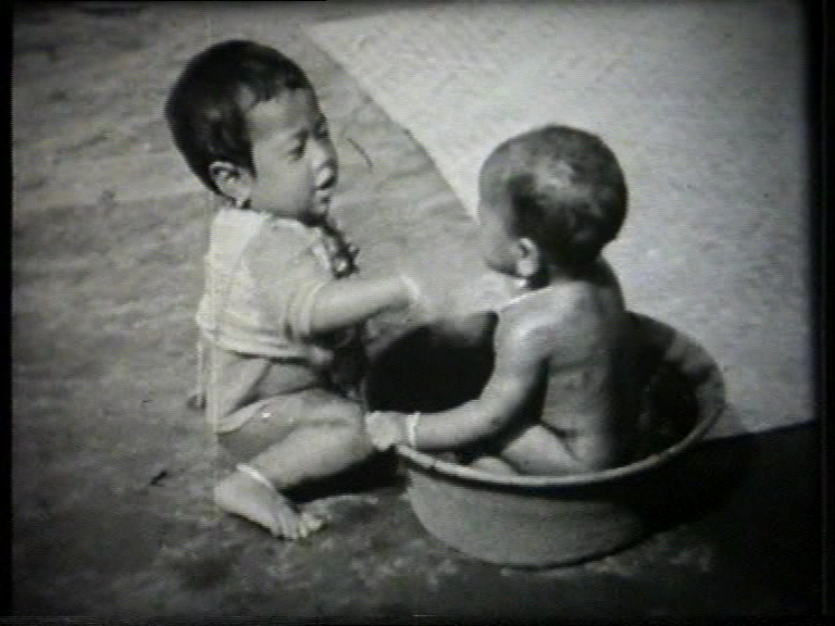 FI/1200/99 -
Bathing babies in three cultures