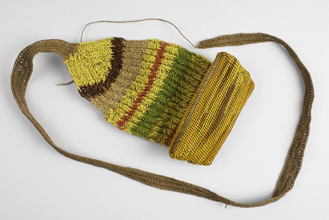 EA/174/142 - 
shell purse
