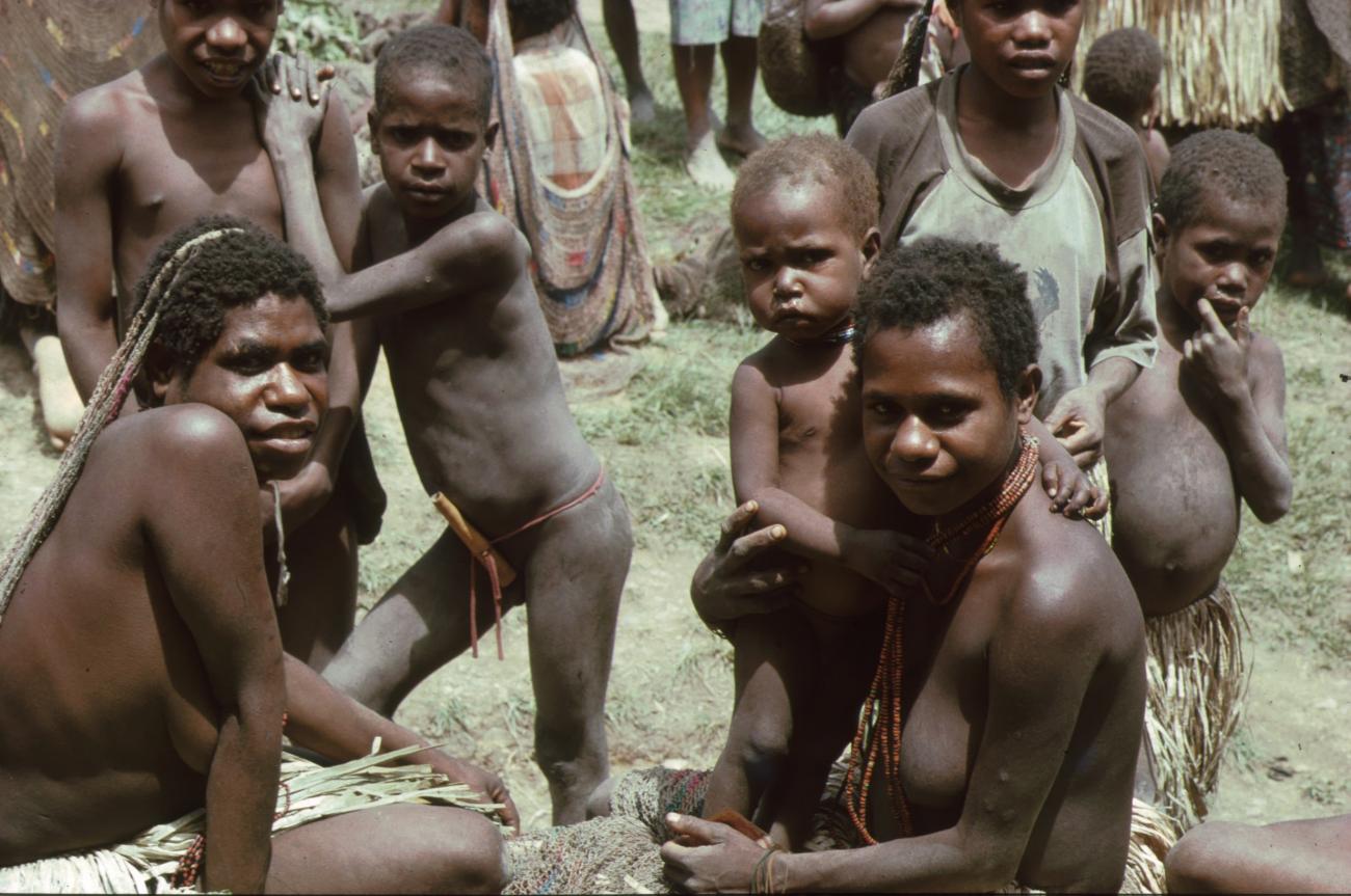 BD/166/127 - 
Women and children on the market
