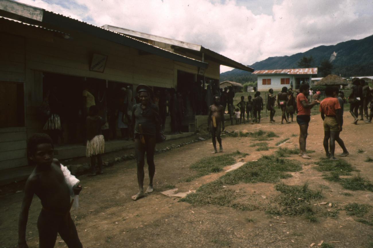 BD/166/129 - 
Wooden building and people
