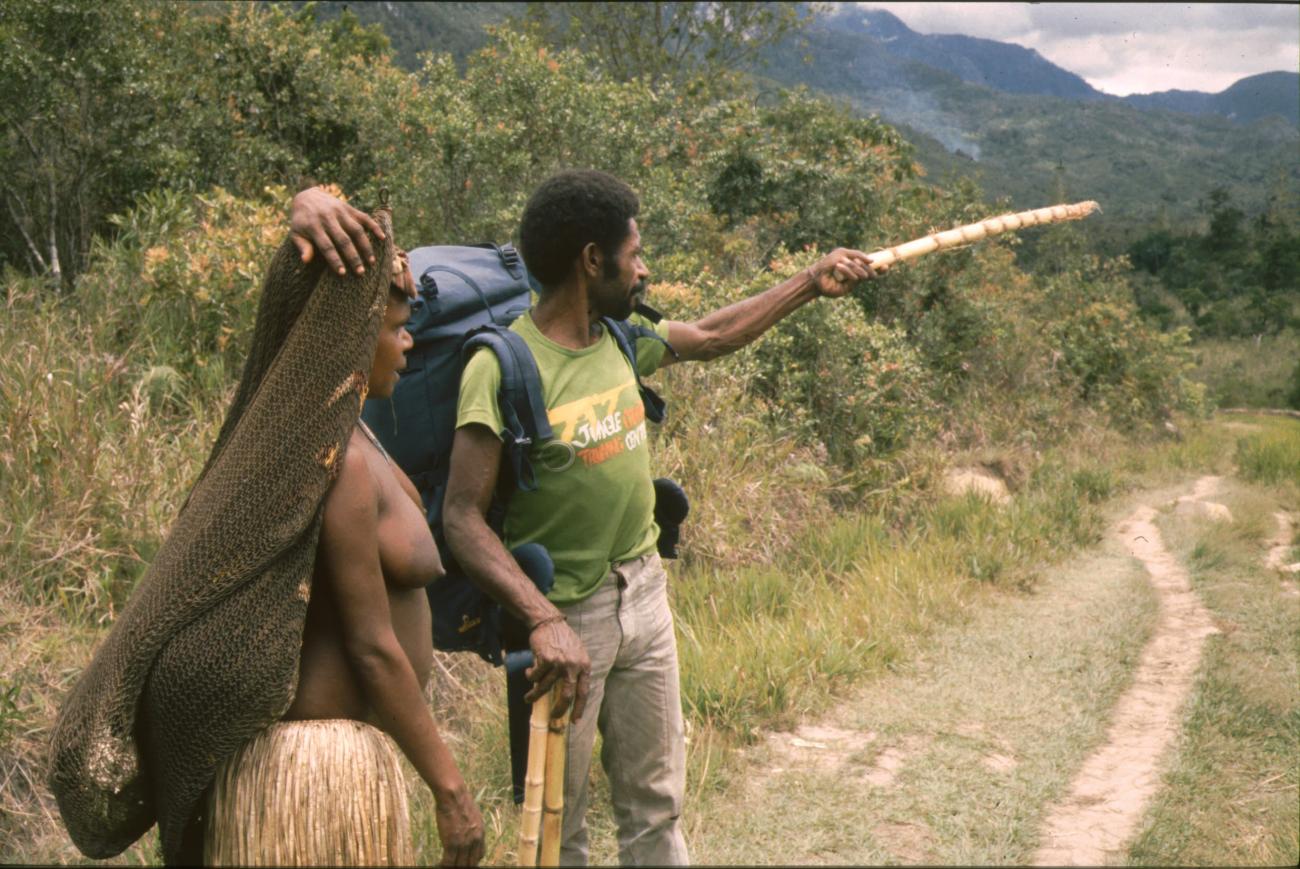 BD/166/150 - 
Man with backpack standing next to a woman in traditional dress

