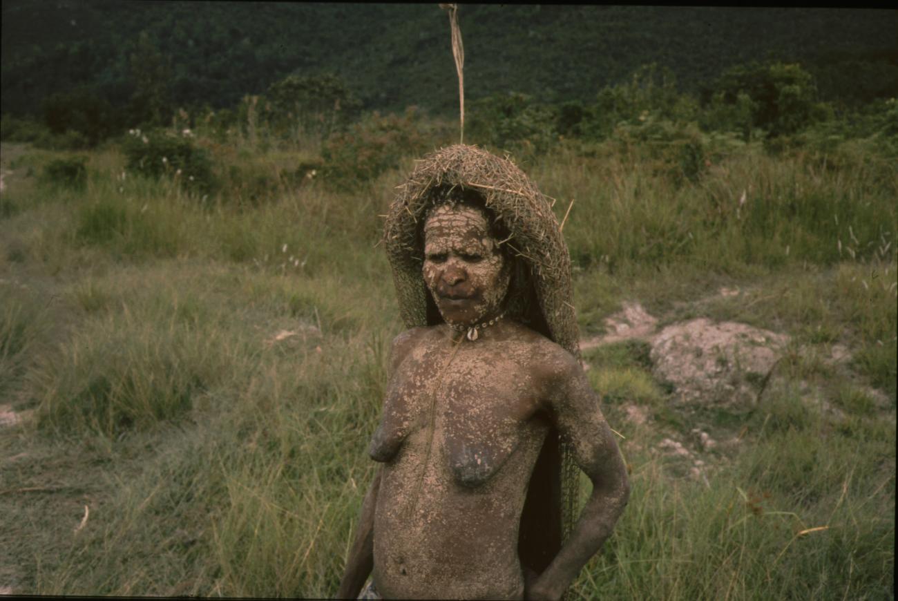 BD/166/156 - 
Woman with white clay decorations
