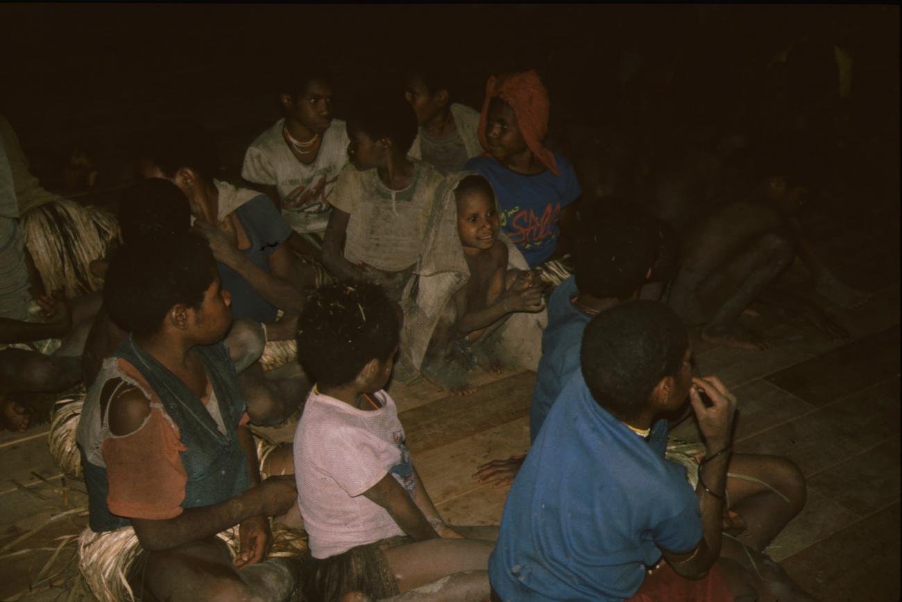 BD/166/169 - 
People in a hut
