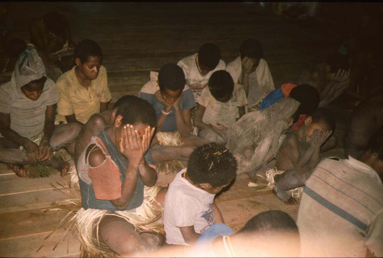 BD/166/172 - 
Praying people
