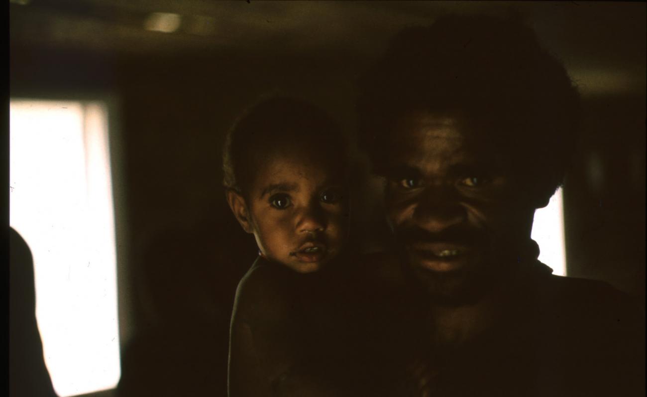 BD/166/180 -
Portrait of a child with parent