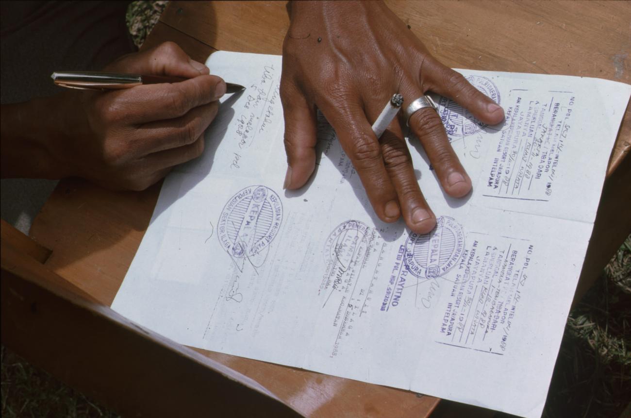 BD/166/193 - 
The signing of a form
