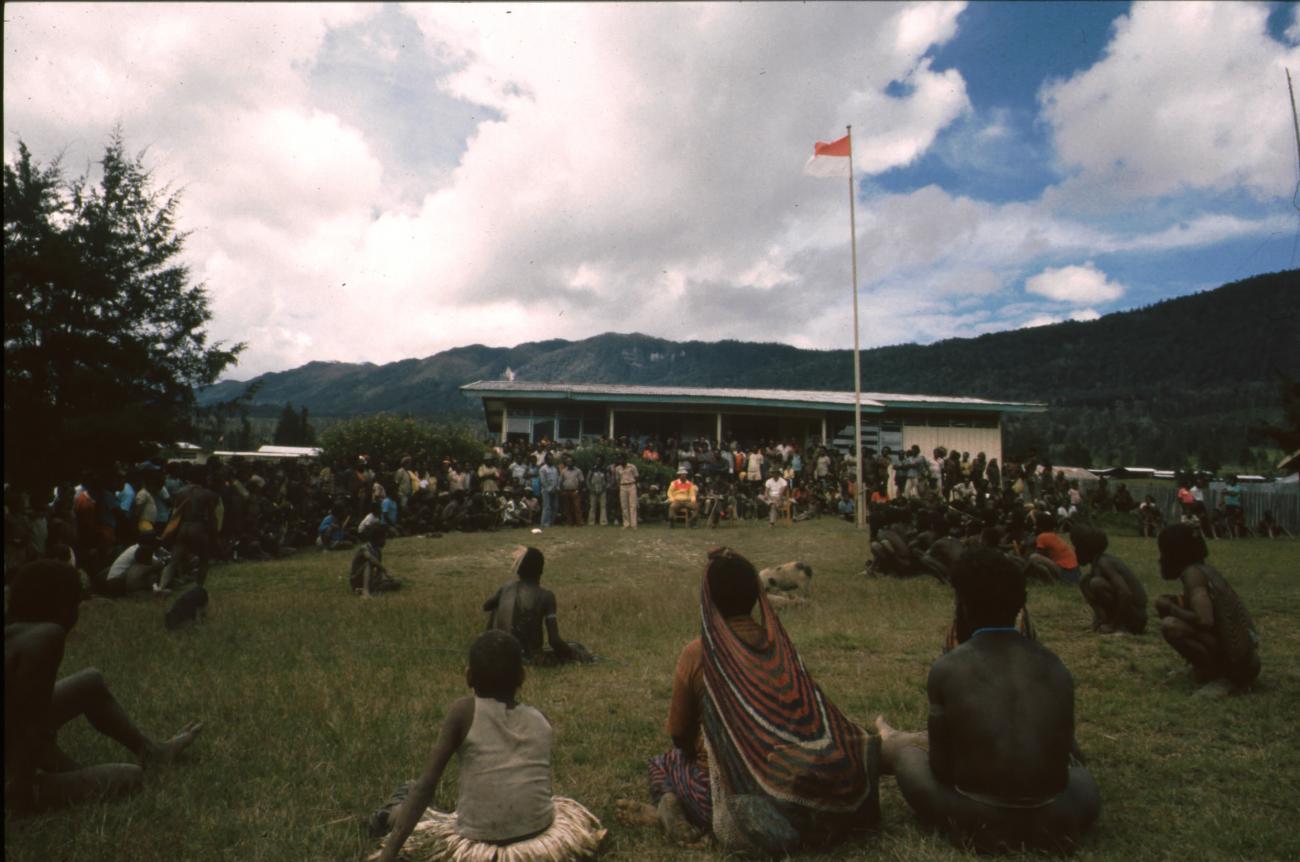 BD/166/194 - 
Village gathering
