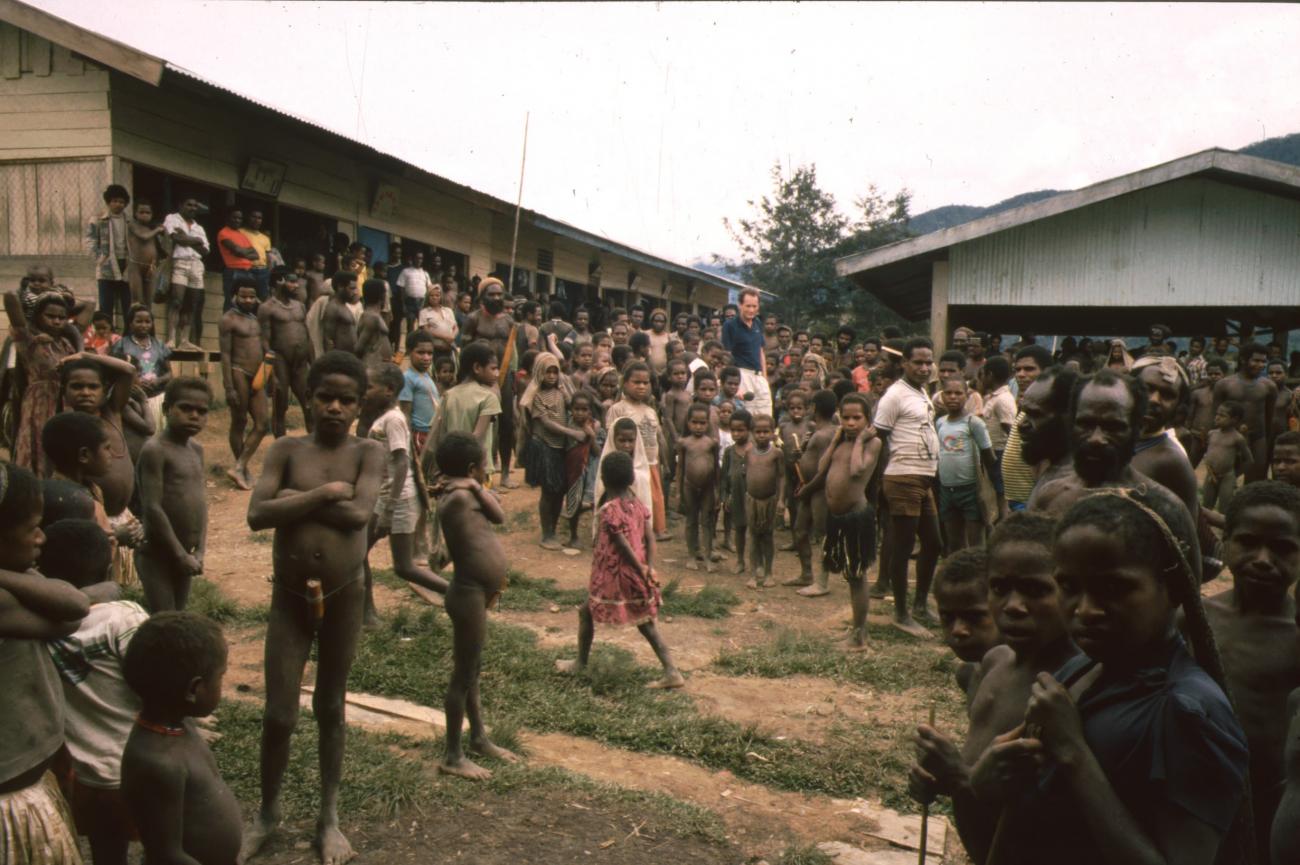 BD/166/202 - 
A crowd in the village with Bart Vos
