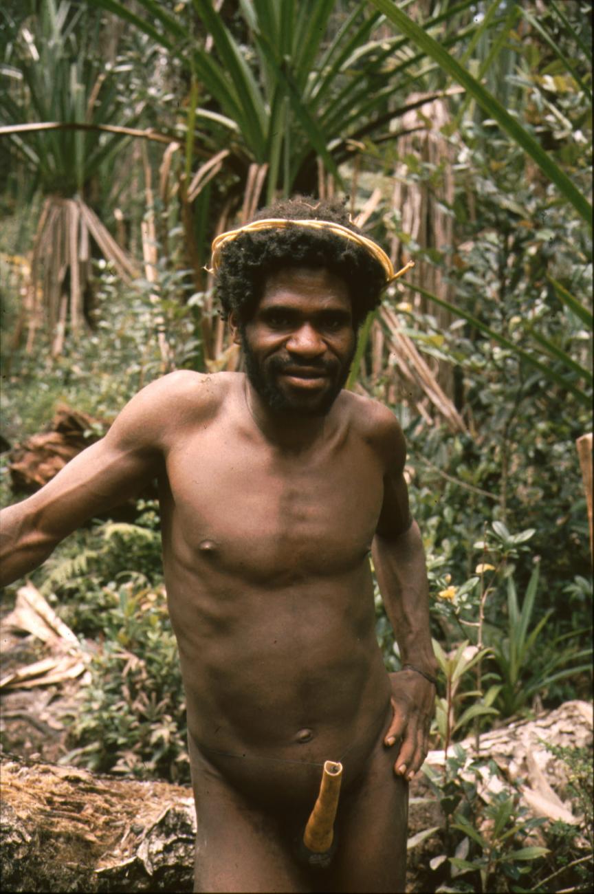 BD/166/20 - 
Papua in traditional clothing
