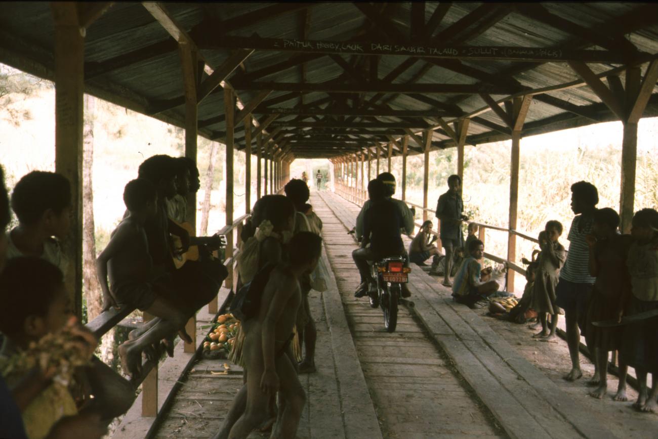 BD/166/216 - 
Roofed wooden bridge
