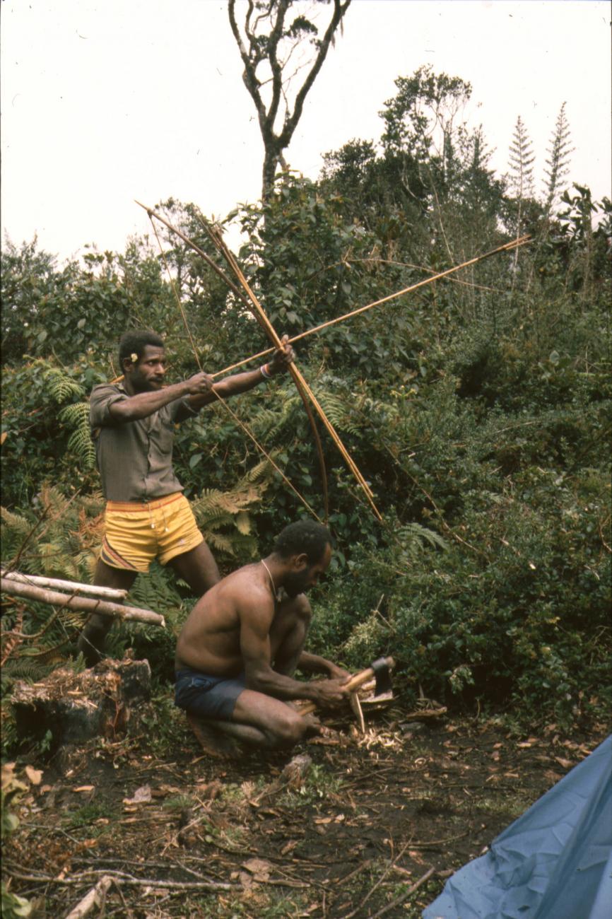 BD/166/22 - 
Two men with tools ready to work
