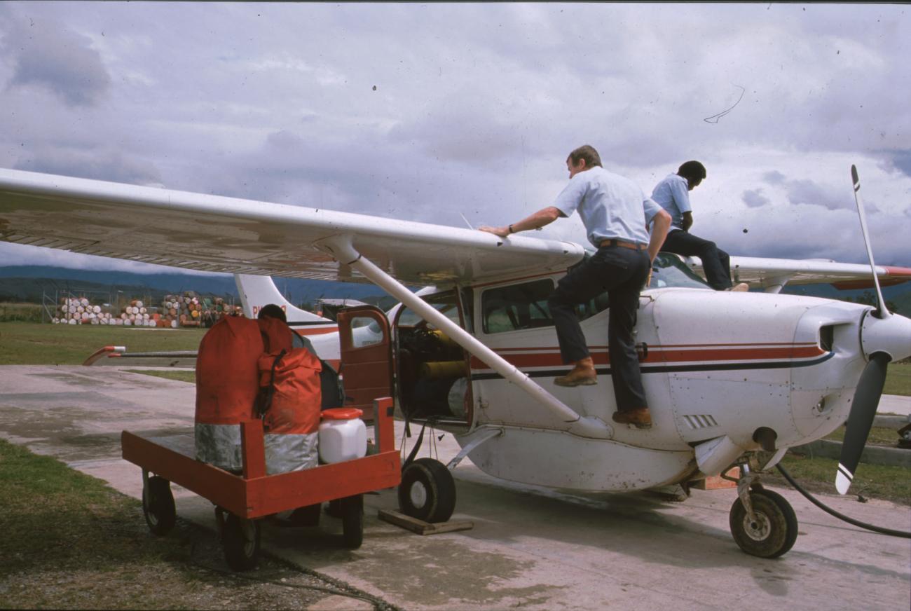 BD/166/243 - 
Loading the plane
