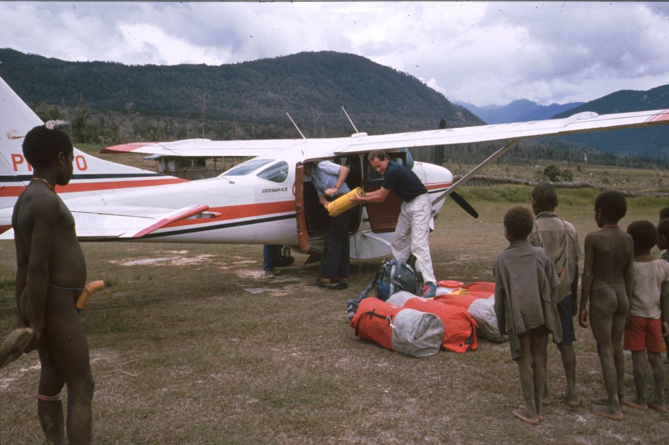 BD/166/243 - 
Loading the plane
