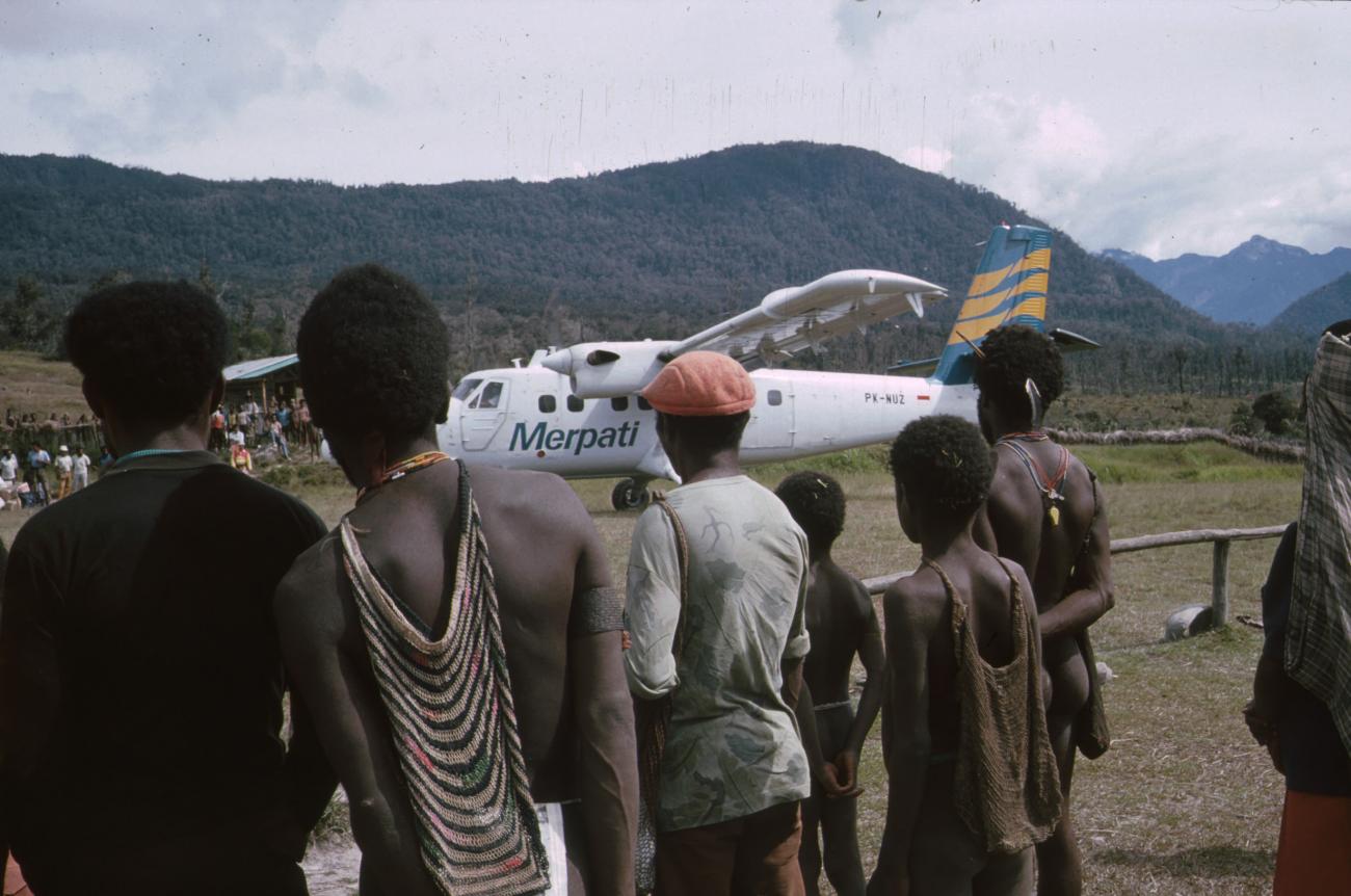 BD/166/245 - 
Watching the unloading of the plane 2
