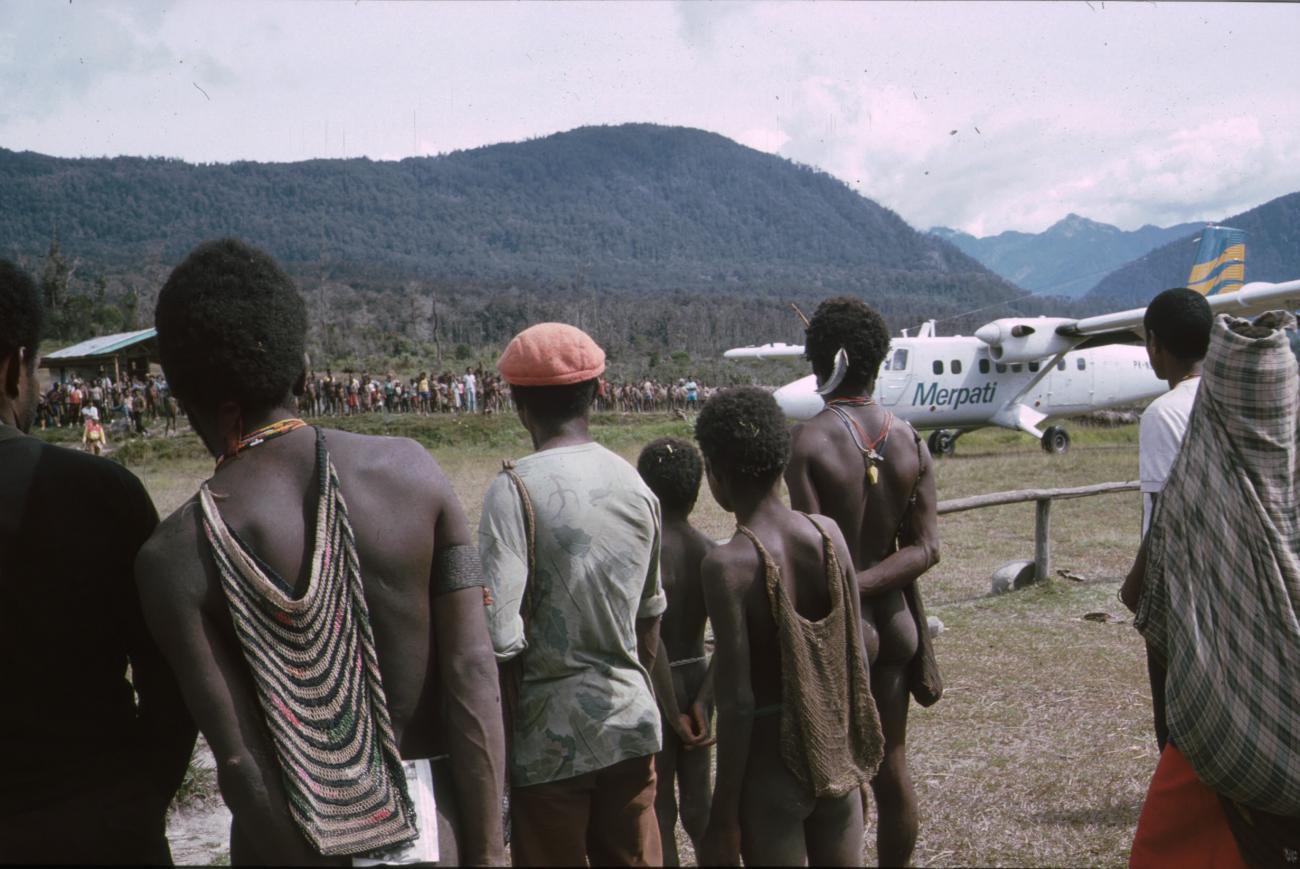 BD/166/245 - 
Watching the unloading of the plane 2
