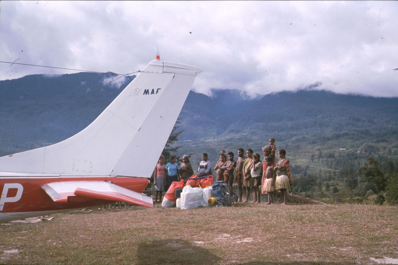 BD/166/249 - 
With the luggage
