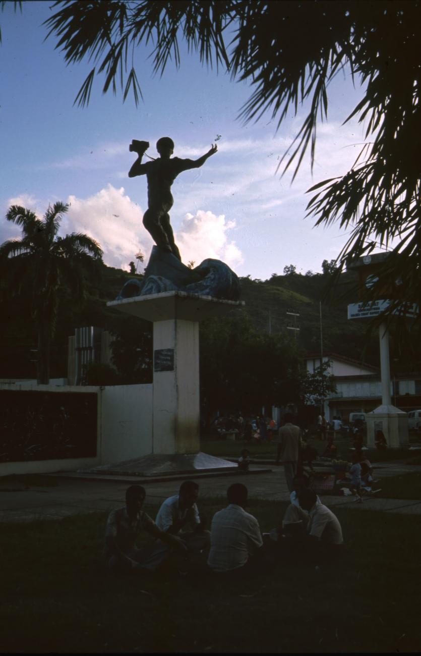 BD/166/259 - 
Statue amidst houses
