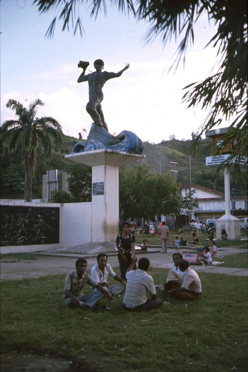 BD/166/259 - 
Statue amidst houses
