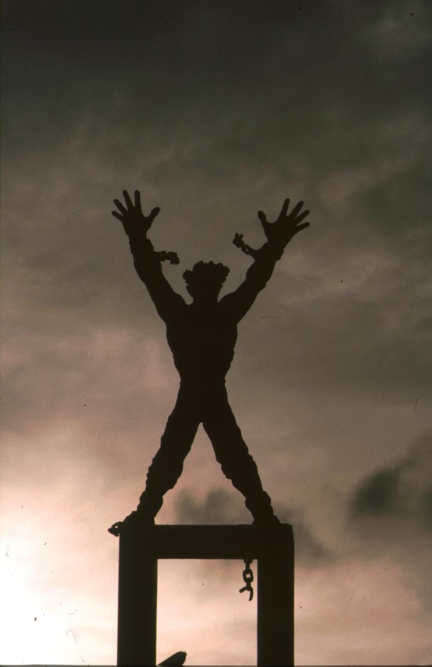 BD/166/260 - 
Statue of a human figure with broken chains

