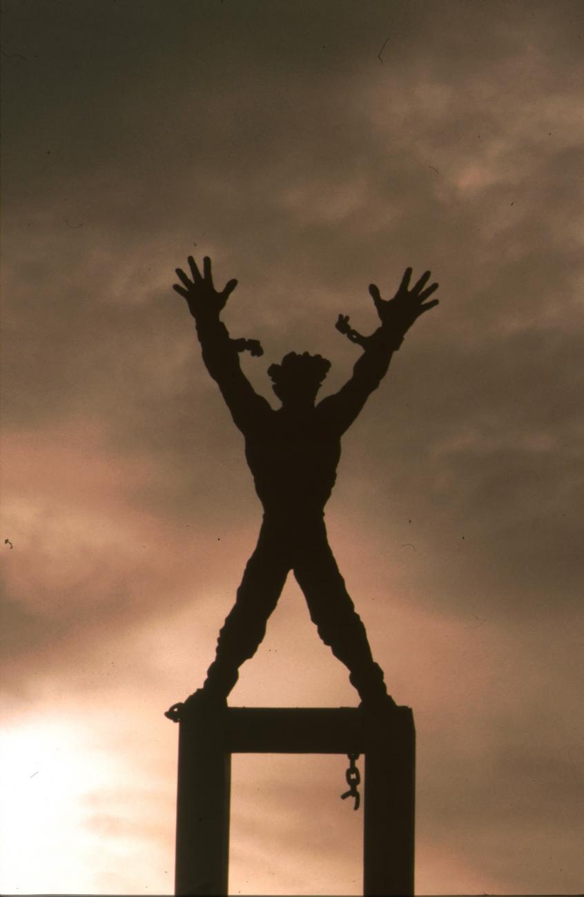 BD/166/260 - 
Statue of a human figure with broken chains
