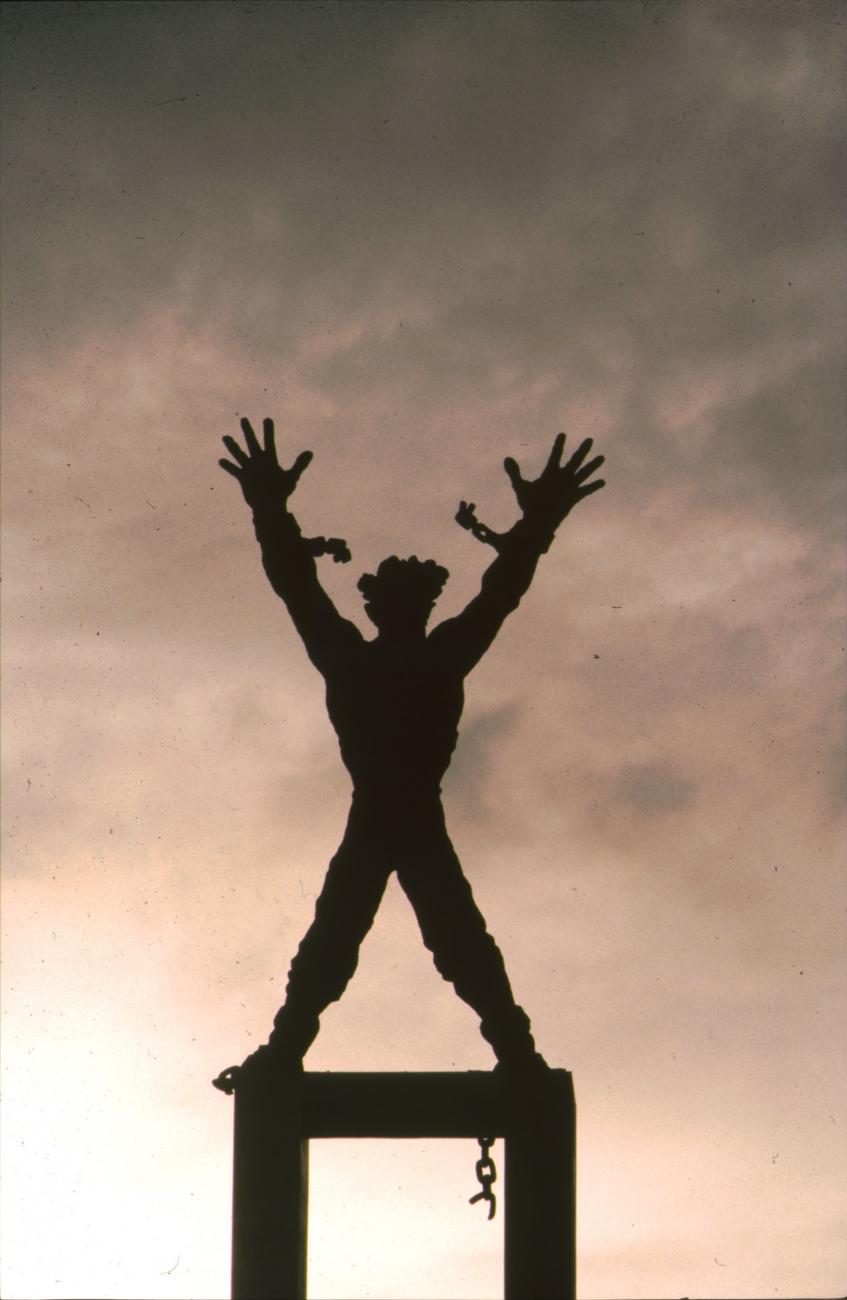 BD/166/260 - 
Statue of a human figure with broken chains
