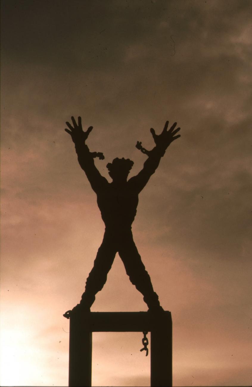 BD/166/260 - 
Statue of a human figure with broken chains
