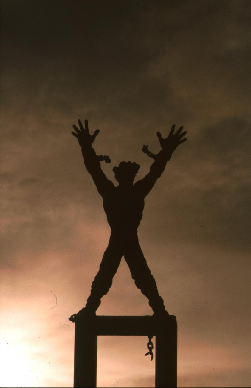 BD/166/260 - 
Statue of a human figure with broken chains
