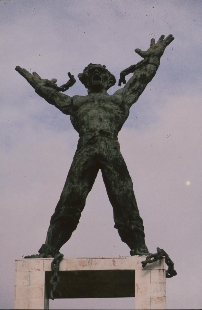 BD/166/260 - 
Statue of a human figure with broken chains
