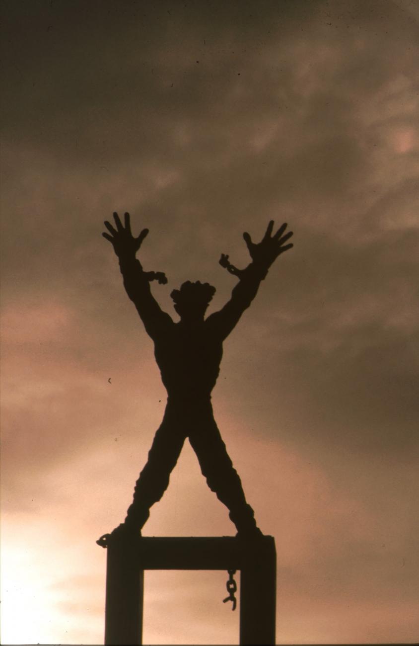 BD/166/260 - 
Statue of a human figure with broken chains
