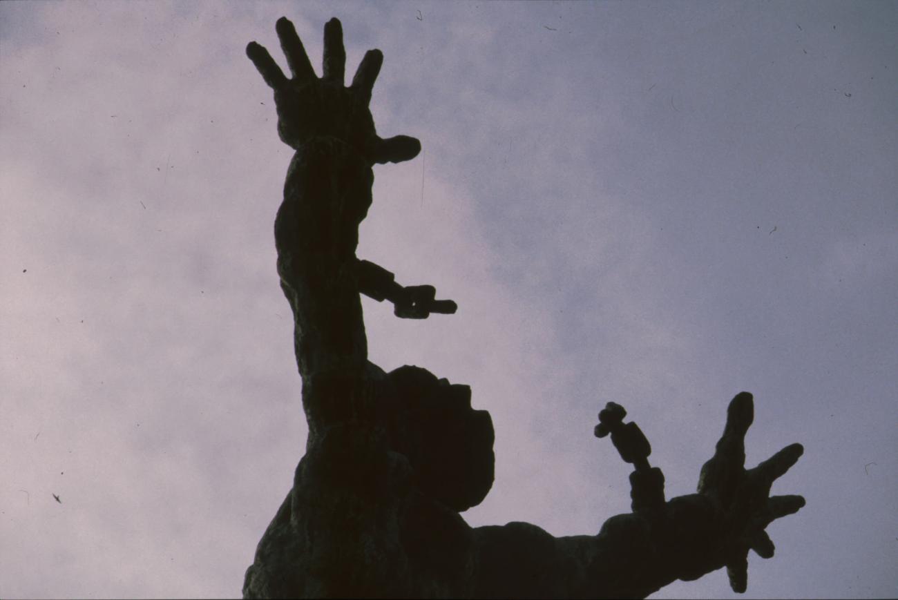 BD/166/261 - 
Statue of a human figure with broken chains (close-up)
