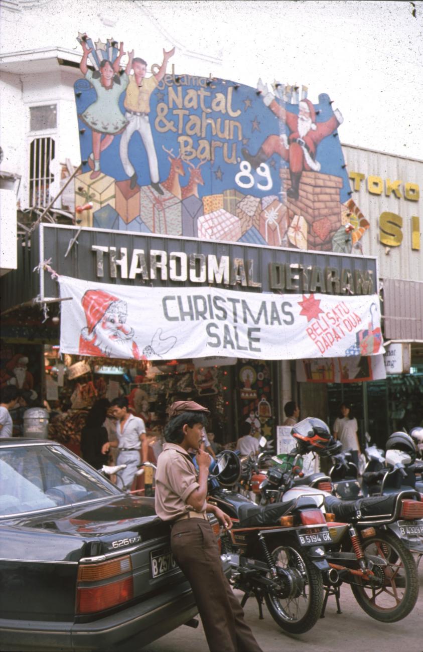 BD/166/265 - 
Christmas mood in town
