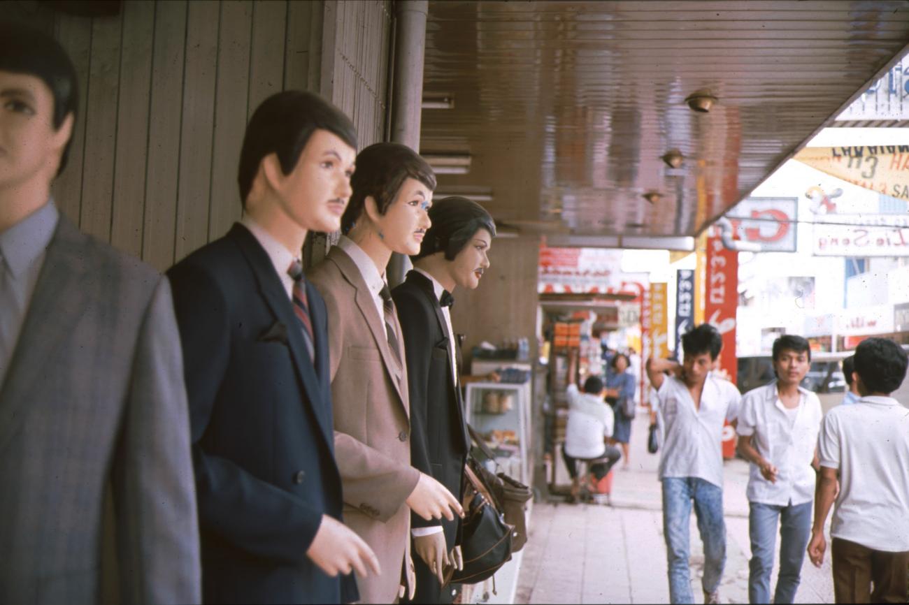 BD/166/267 - 
Mannequins in line
