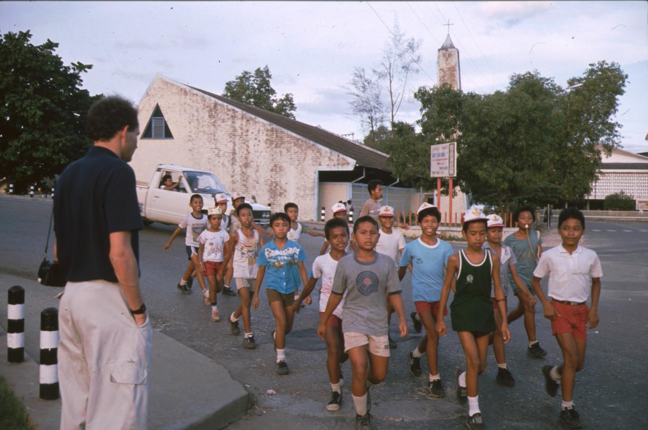 BD/166/268 - 
School children turning right
