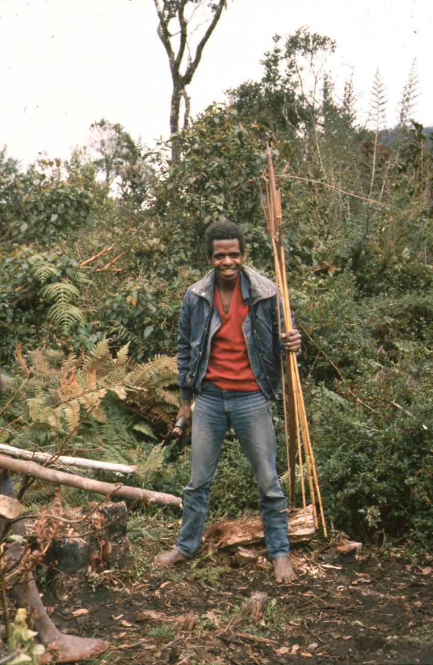 BD/166/26 - 
Man in jeans and hunting tools
